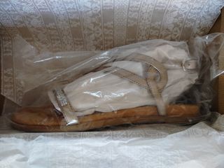 Sandalias Unisa platino y brillantes. Talla 37