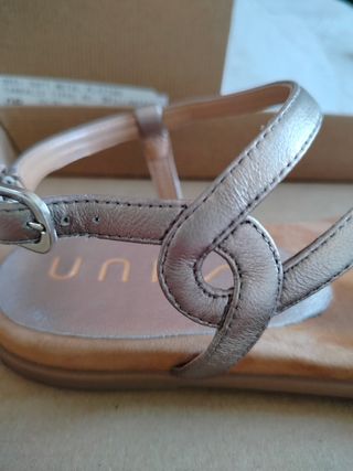 Sandalias Unisa platino y brillantes. Talla 37