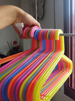 Perchas plástico multicolor