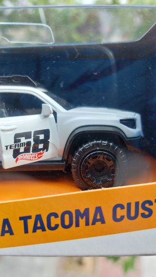 Hot Wheels Toyota Tacoma Custom 1:43