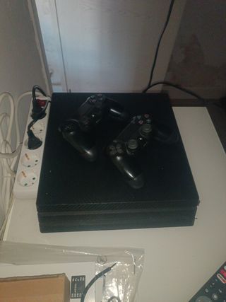  (PlayStation 4 Pro 1TB) +120 juegos digitales.