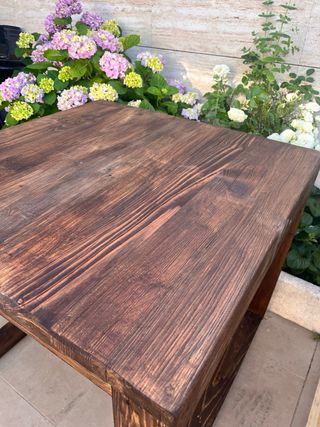 Mesa madera cuadrada marrón