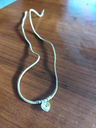 Collar de ante beige  y plata con dijeen 