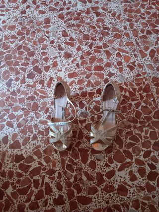 Zapatos dorados fiesta