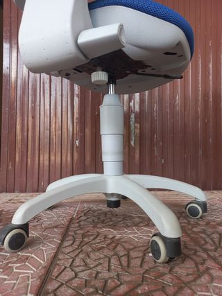 Silla giratoria azul y blanca