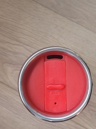 Vaso térmico rojo y plateado