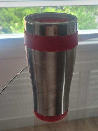 Vaso térmico rojo y plateado
