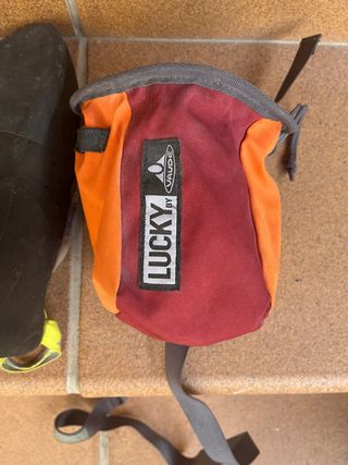 Zapatillas escalada talla 43 casco y bolsa magnesi