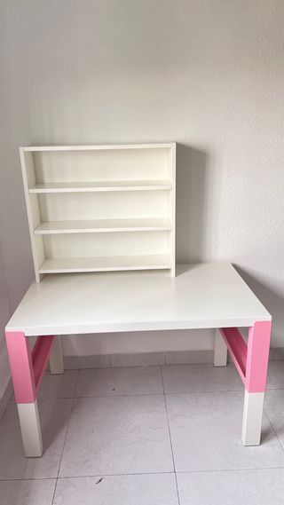 Escritorio infantil blanco con estantería