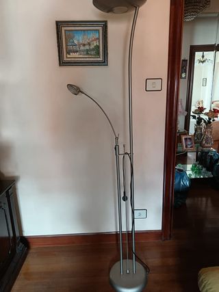 Lampara de pie gris metalica