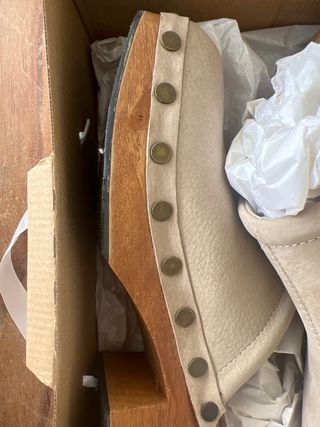 Zuecos beige tacón 40