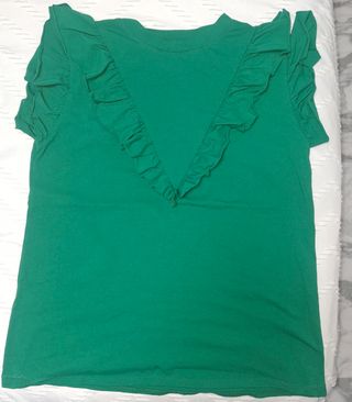 Top verde con volantes