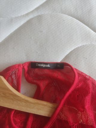 Camiseta roja Desigual encaje