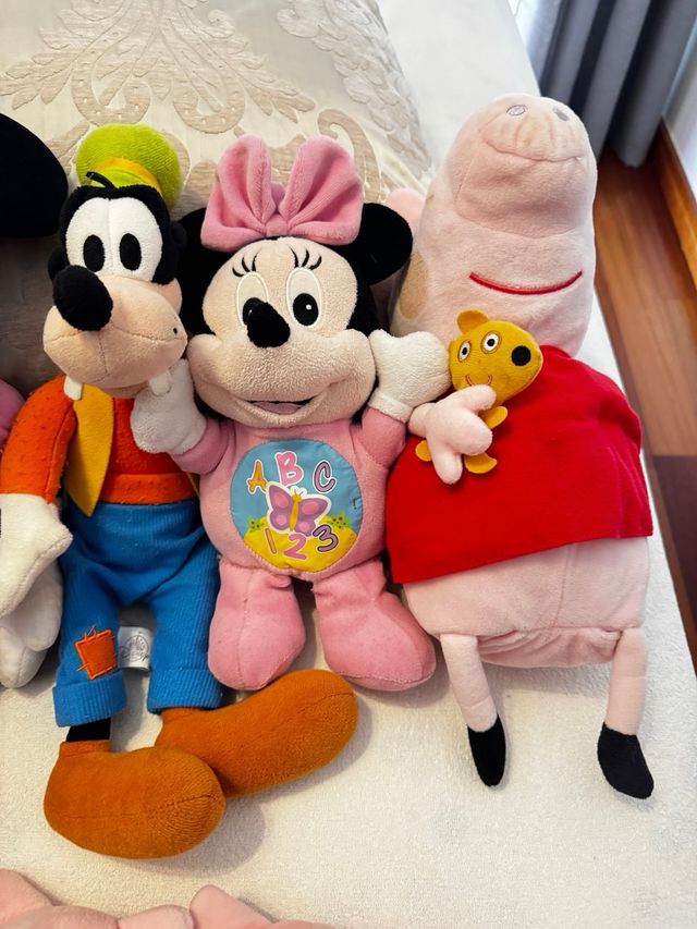 Peluches Disney y Peppa Pig