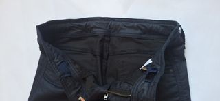Pantalón efecto encerado azul oscuro 
