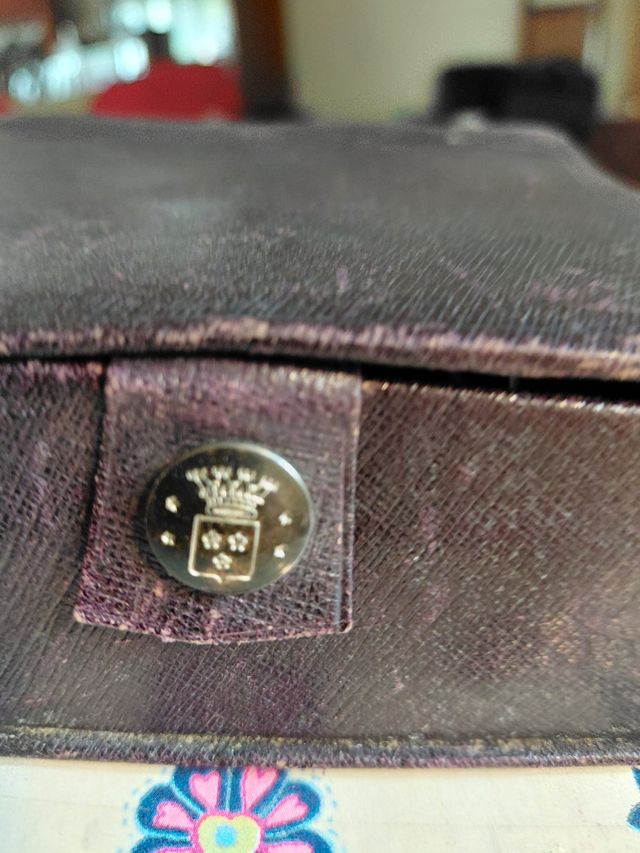 Cofanetto vintage in pelle marrone e gioielli