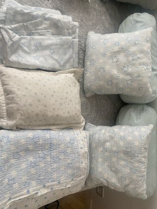 Edredón, cortinas y cojines estrellas azul celeste