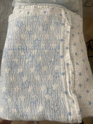 Edredón, cortinas y cojines estrellas azul celeste