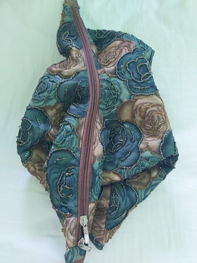 Bolso bandolera flores-marrónes y verdes.