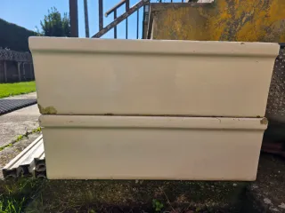 2 pilas de agua antiguas, jardineras.