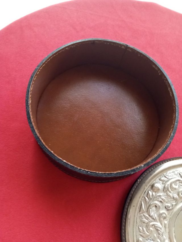 Cofre circular plata de ley, piel