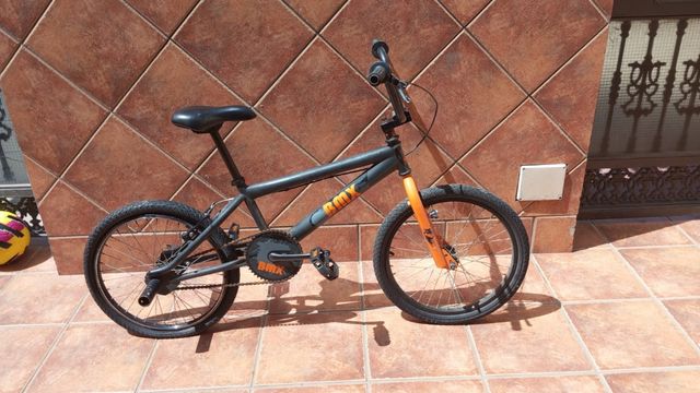 Bicicleta BMX negra y naranja
