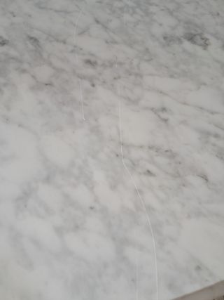 Cómoda antigua de madera y mármol