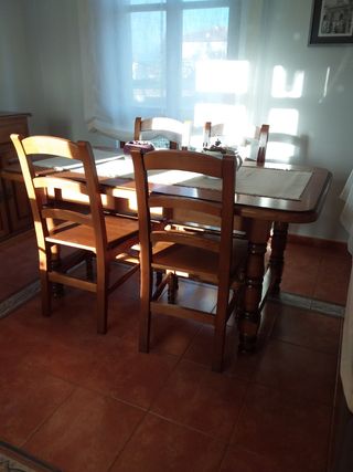 Mesa madera cocina/comedor. Con 6 sillas.