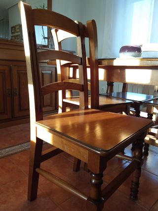Mesa madera cocina/comedor. Con 6 sillas.
