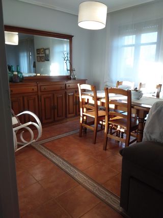 Mesa madera cocina/comedor. Con 6 sillas.