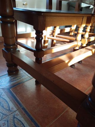 Mesa madera cocina/comedor. Con 6 sillas.
