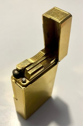 Mechero Dupont chapado en oro.