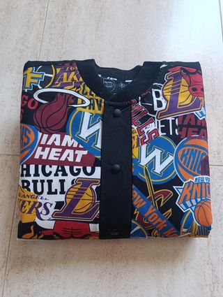 Chaqueta bomber NBA FootLooker multicolor.
