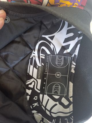 Chaqueta bomber NBA FootLooker multicolor.