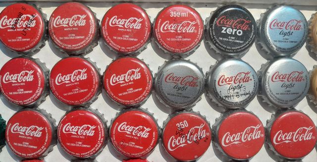 Chapas de cerveza y refrescos