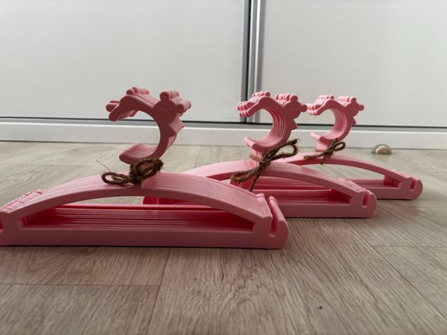 pack de 27 Perchas bebé rosa osito marca Hippos.