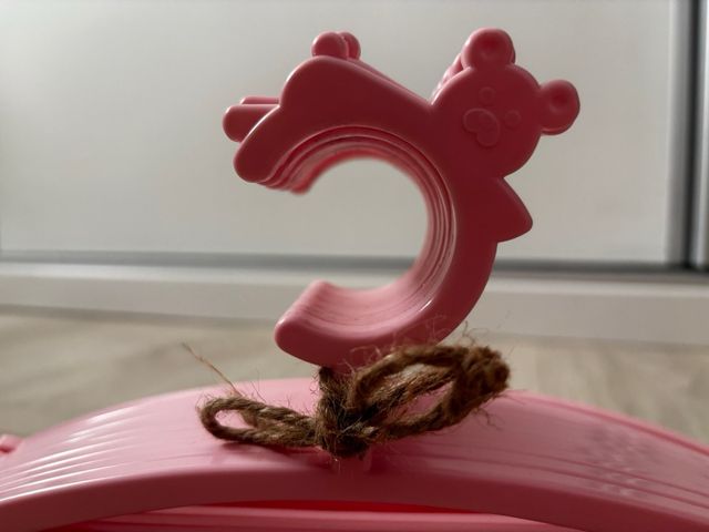 pack de 27 Perchas bebé rosa osito marca Hippos.