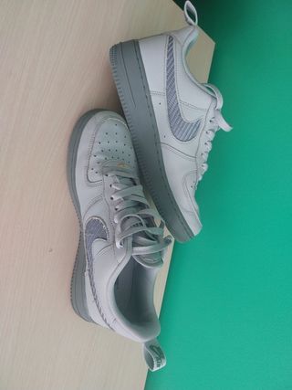 Nike Air Force 1 grises y naranjas