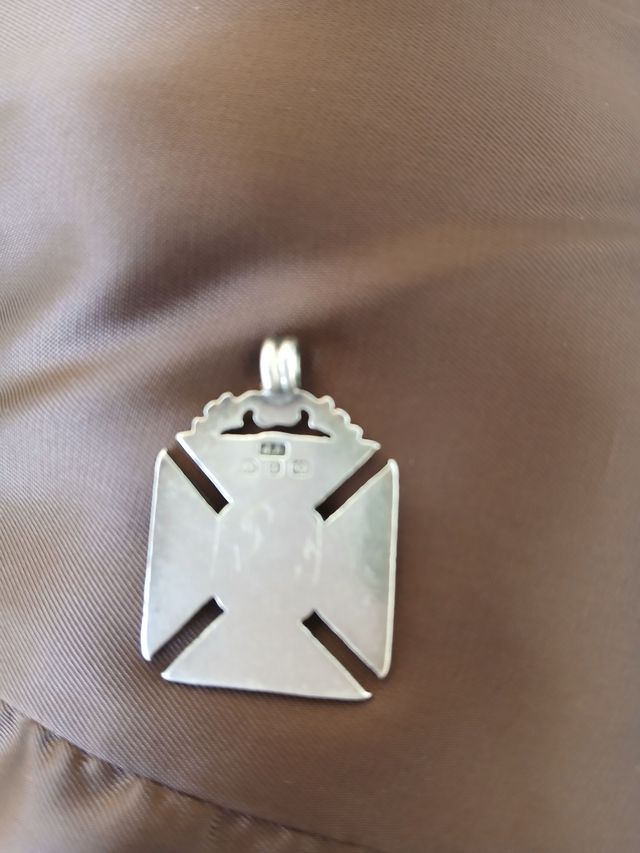 Croce molto antica con iniziali