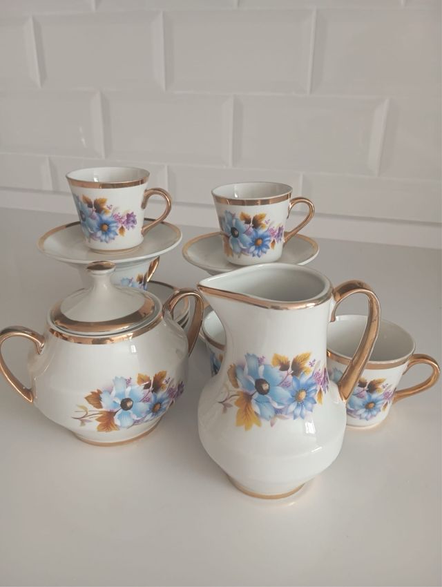 Juego café porcelana blanco con flores azules