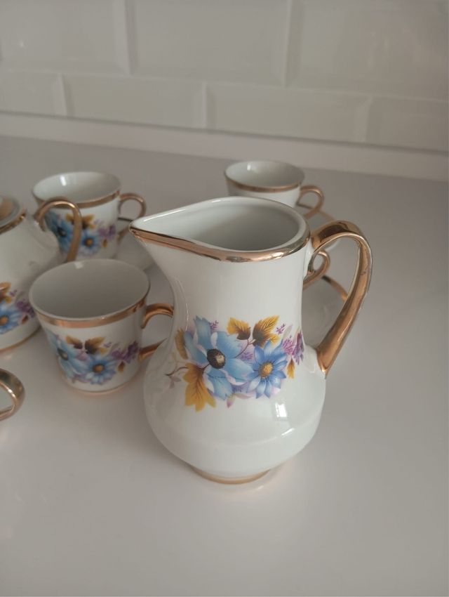 Juego café porcelana blanco con flores azules