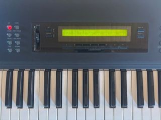 Korg M1: Sintetizador + extras