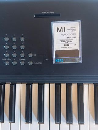 Korg M1: Sintetizador + extras