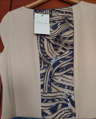 Vestido beige seda nuevo c/cinturón azul