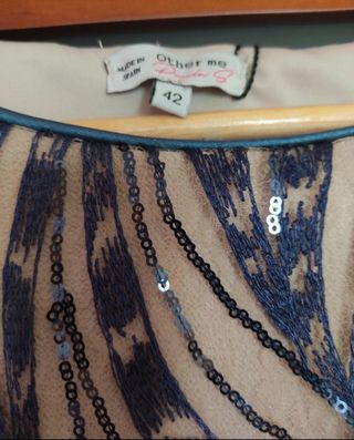 Vestido beige seda nuevo c/cinturón azul