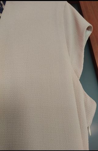 Vestido beige seda nuevo c/cinturón azul