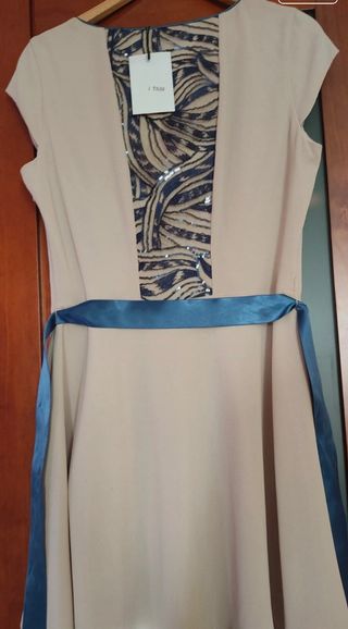 Vestido beige seda nuevo c/cinturón azul
