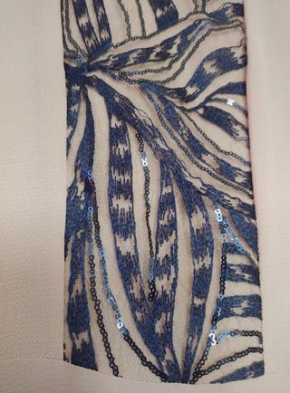 Vestido beige seda nuevo c/cinturón azul