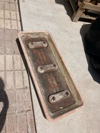 Macetero grande marrón plástico resistente de 110L