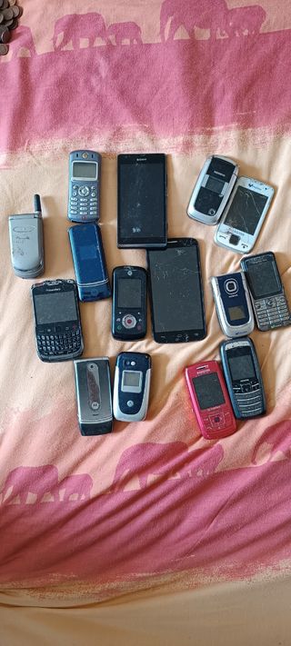 Teléfonos móviles antiguos. Se escuchan ofertas